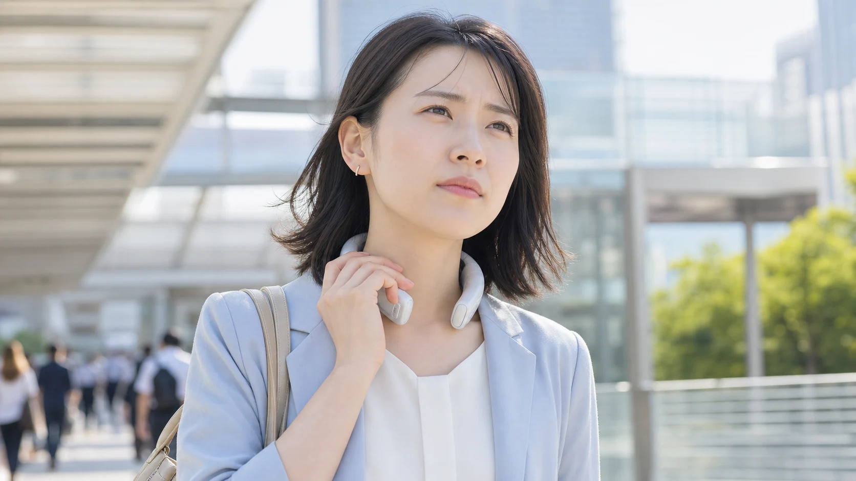夏の屋外でネッククーラーを着けた女性